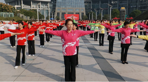 体感游戏异闻录：年轻人自己的赛博广场舞神器(图5)