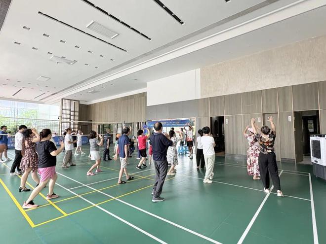 在社区迎世运丨“跃动人生·气排赋能”！家门口的“世运课堂”火热开练！(图2)