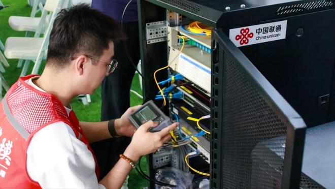 2025世界人形机器人运动会启幕！中国联通AI赋能“冰丝带”梦幻开幕(图3)