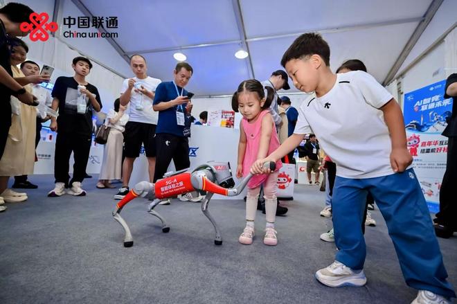 2025世界人形机器人运动会启幕！中国联通AI赋能“冰丝带”梦幻开幕(图5)