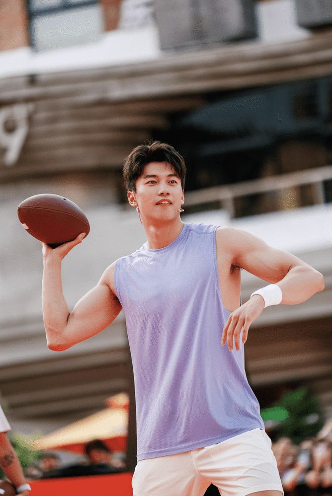 大众健身也能很潮流汪顺现身挑战橄榄球四分卫(图3)