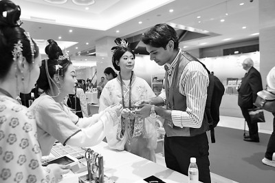 在敦煌东西文明汇成海(图2)