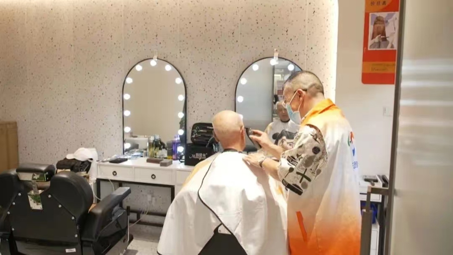 打开养老院的“门”走进老人的“心”。(图4)