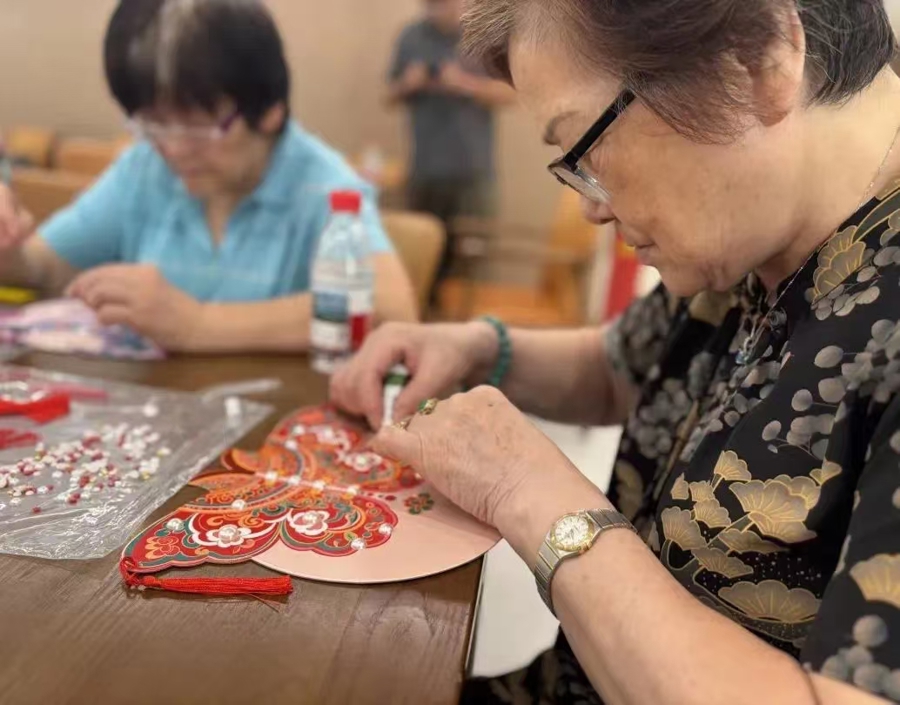 打开养老院的“门”走进老人的“心”。(图5)