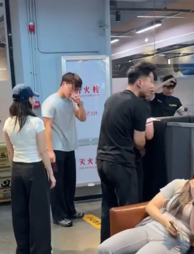 惊！健身教练与四女学员上演“情”戏头折一圈半！(图6)