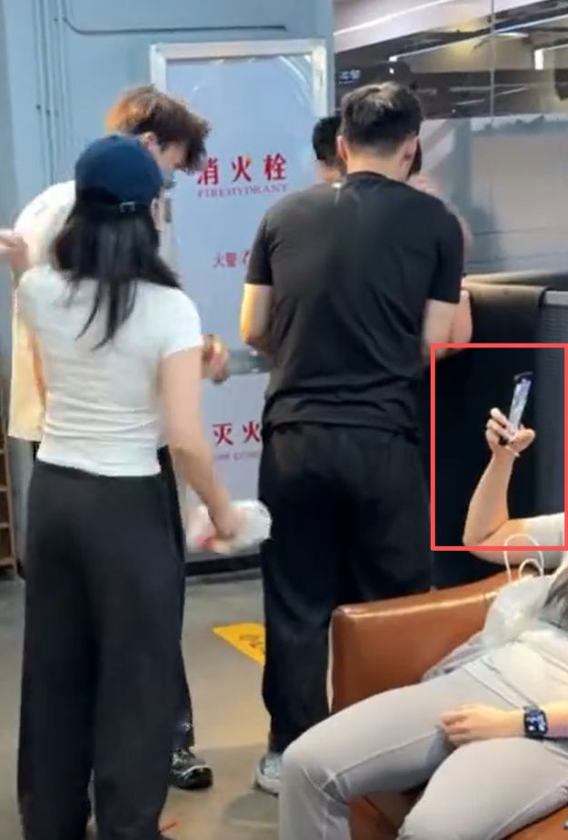 惊！健身教练与四女学员上演“情”戏头折一圈半！(图9)