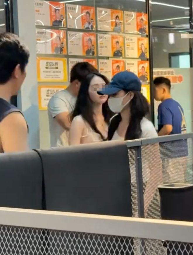 惊！健身教练与四女学员上演“情”戏头折一圈半！(图14)