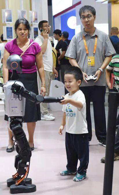 【教育关注】AI校园健身、未来教室、智能学习导师……看前沿科技如何赋能教育