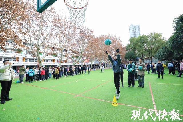 “篮球+”赋能全员嗨翻！成贤街小学趣味运动迎新年(图2)