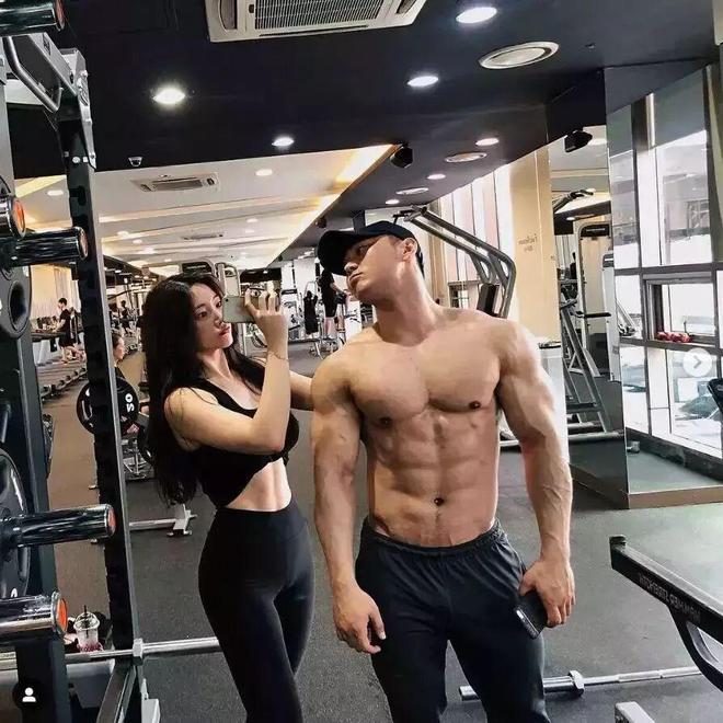 这位健身女神神似李小璐前凸后翘这才是男人最馋的身材！(图3)