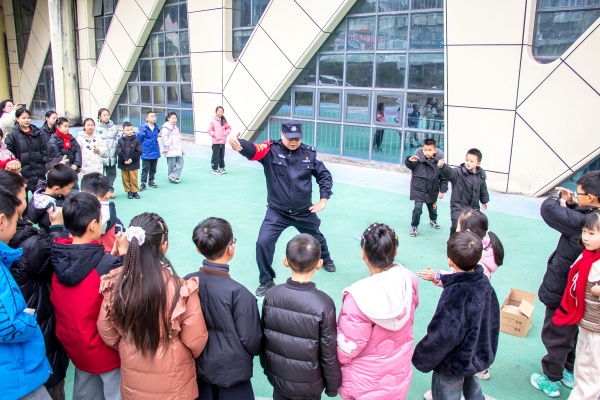 重庆巫山：趣味游戏“玩转”安全知识(图2)